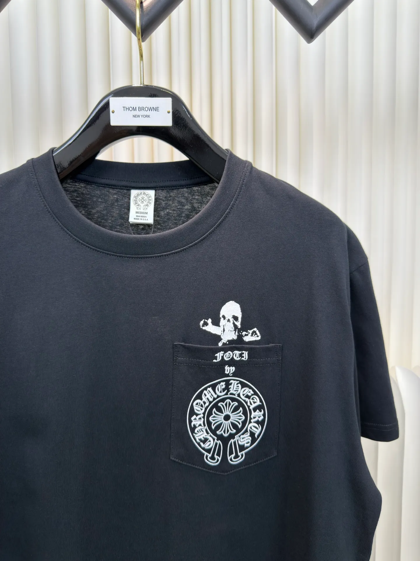 P240 Chrome Hearts/foti Lizard Man Scroll Short Sleeves Authentic Open Edition - Physical Counter - Top Luxury Quality 🆚 Instant sale of all editions on the market. The fabric is made of 26 weave 200 grams cotton. The printing is made of hand glue printing. Customized accessories. Size S M L